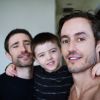 Matt Dallas pose avec son mari Blue Hamilton et leur fils Crow. Juin 2018