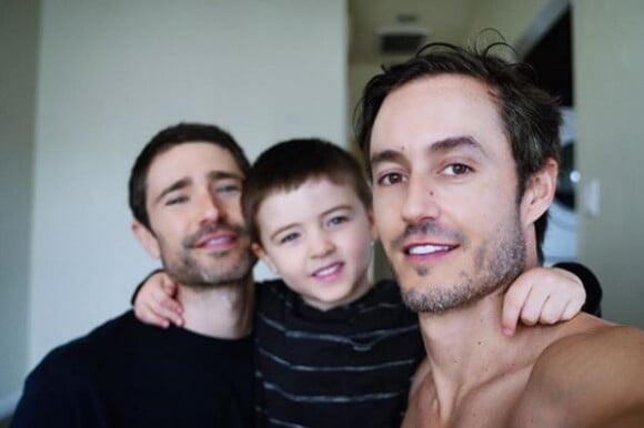 Matt Dallas pose avec son mari Blue Hamilton et leur fils Crow. Juin 2018