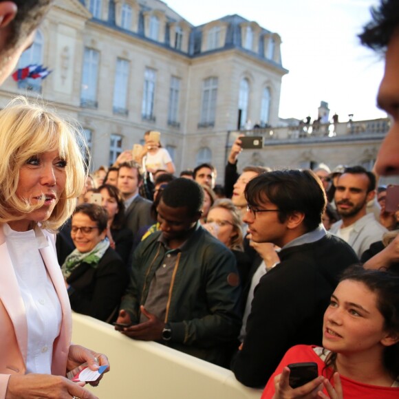 La Première Dame Brigitte Macron (Trogneux) - Pour la première fois dans l'histoire du palais présidentiel, le président de la République française et sa femme la Première Dame ont ouvert au grand public les portes du palais de l'Élysée pour la Fête de la musique à Paris, France, le 21 juin 2018. Le couple présidentiel a accueilli des artistes de la scène électro française. Sur les platines installées en haut des marches du perron du palais de l'Elysée où le chef de l'État accueille généralement ses homologues étrangers. Les DJs venus mixer Chloé, Cezaire, Kiddy Smile, avant Kavinsky et Busy P, stars de cette "French Touch". © Hamilton/Pool/Bestimage