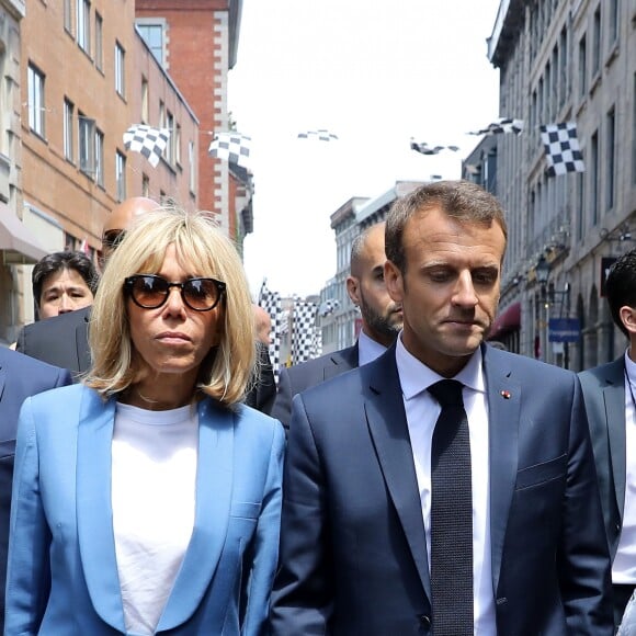 Le président de la République française Emmanuel Macron, sa femme la Première Dame Brigitte Macron, le Premier ministre du Québec Philippe Couillard et sa femme Suzanne Pilote déambulent dans les rues du Vieux-Montréal, Québec, Canada, le 7 juin 2018, la veille du sommet du G7.