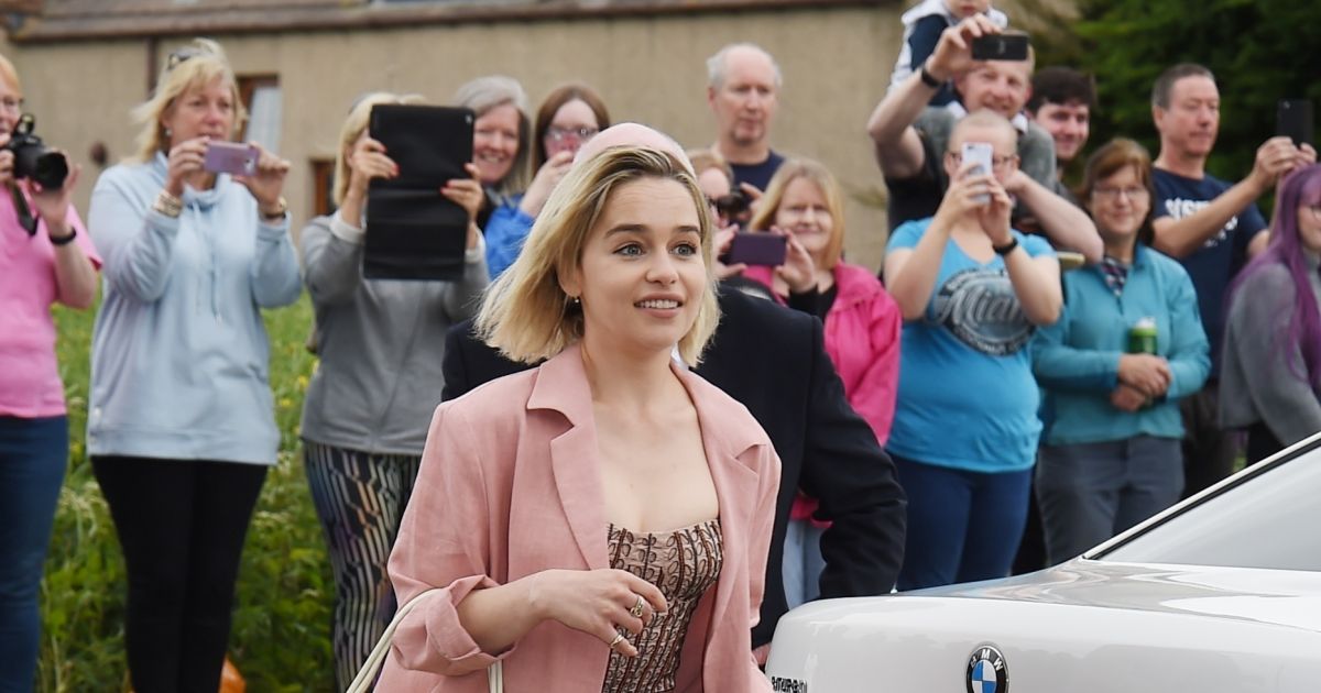 Emilia Clarke - Les célébrités arrivent au mariage de Kit Harington et