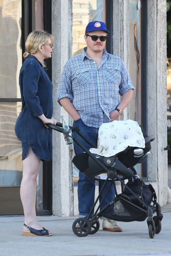 Exclusif - Kirsten Dunst qui vient d'accoucher et son fiancé Jesse Plemons se promènent avec leur fils Ennis à Los Angeles le 22 juin 2018.