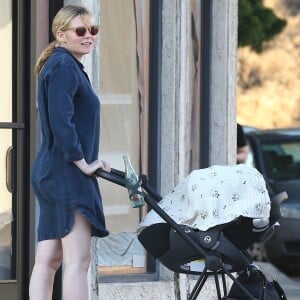 Exclusif - Kirsten Dunst qui vient d'accoucher et son fiancé Jesse Plemons se promènent avec leur fils Ennis à Los Angeles le 22 juin 2018.