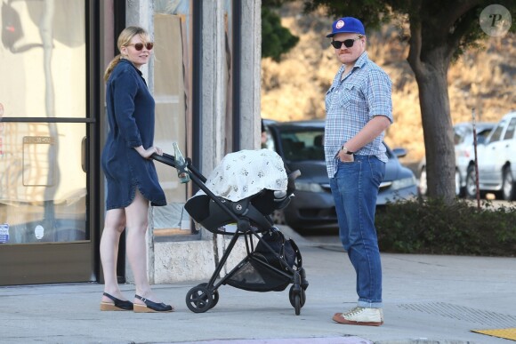 Exclusif - Kirsten Dunst et son fiancé Jesse Plemons se promènent avec leur fils Ennis à Los Angeles le 22 juin 2018.