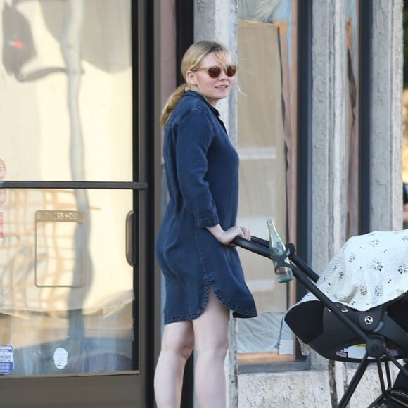 Exclusif - Kirsten Dunst et son fiancé Jesse Plemons se promènent avec leur fils Ennis à Los Angeles le 22 juin 2018.