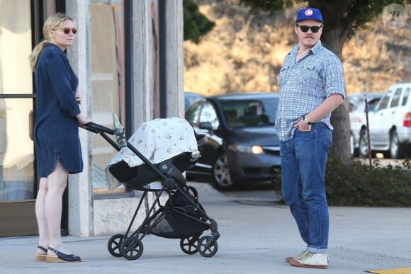 Exclusif - Kirsten Dunst qui vient d'accoucher et son fiancé Jesse Plemons se promènent avec leur fils Ennis à Los Angeles le 22 juin 2018.