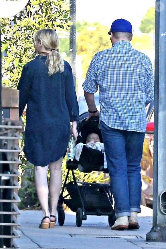 Exclusif - Kirsten Dunst qui vient d'accoucher et son fiancé Jesse Plemons se promènent avec leur fils Ennis à Los Angeles le 22 juin 2018.