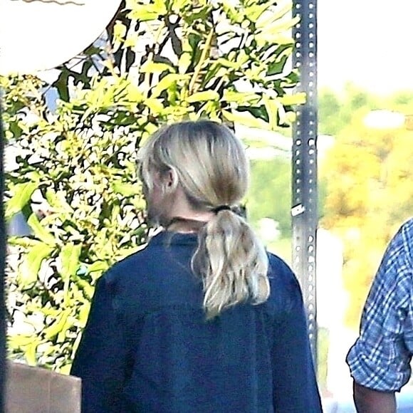 Exclusif - Kirsten Dunst qui vient d'accoucher et son fiancé Jesse Plemons se promènent avec leur fils Ennis à Los Angeles le 22 juin 2018.