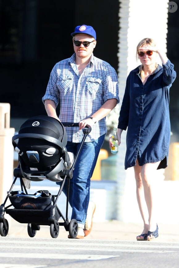 Exclusif - Kirsten Dunst qui vient d'accoucher et son fiancé Jesse Plemons se promènent avec leur fils Ennis à Los Angeles le 22 juin 2018.