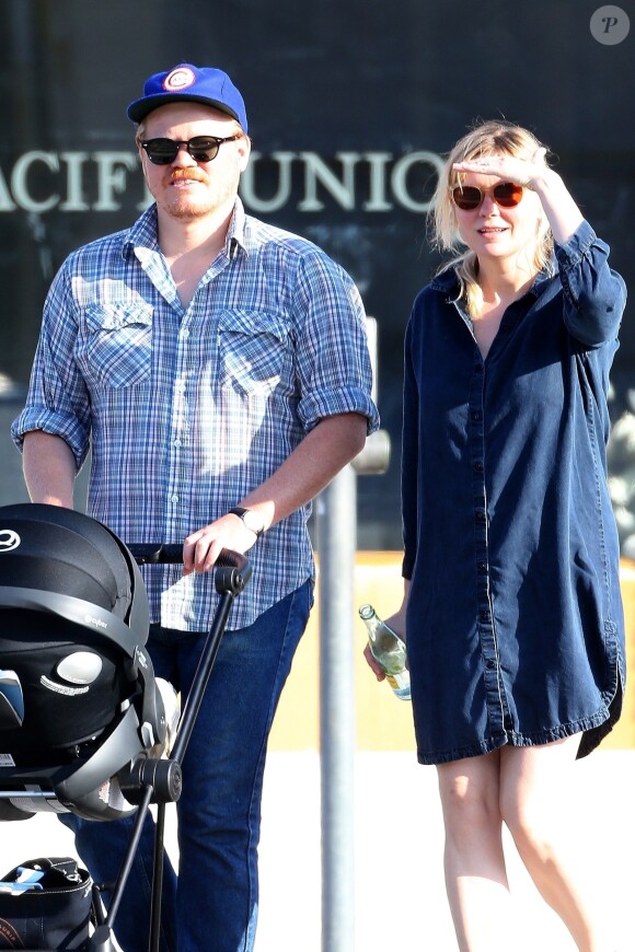 Exclusif - Kirsten Dunst qui vient d'accoucher et son fiancé Jesse Plemons se promènent avec leur fils Ennis à Los Angeles le 22 juin 2018.