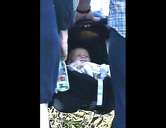 Exclusif - Kirsten Dunst qui vient d'accoucher et son fiancé Jesse Plemons se promènent avec leur fils Ennis à Los Angeles le 22 juin 2018.