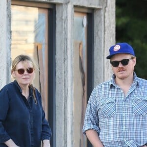 Exclusif - Kirsten Dunst qui vient d'accoucher et son fiancé Jesse Plemons se promènent avec leur fils Ennis à Los Angeles le 22 juin 2018.