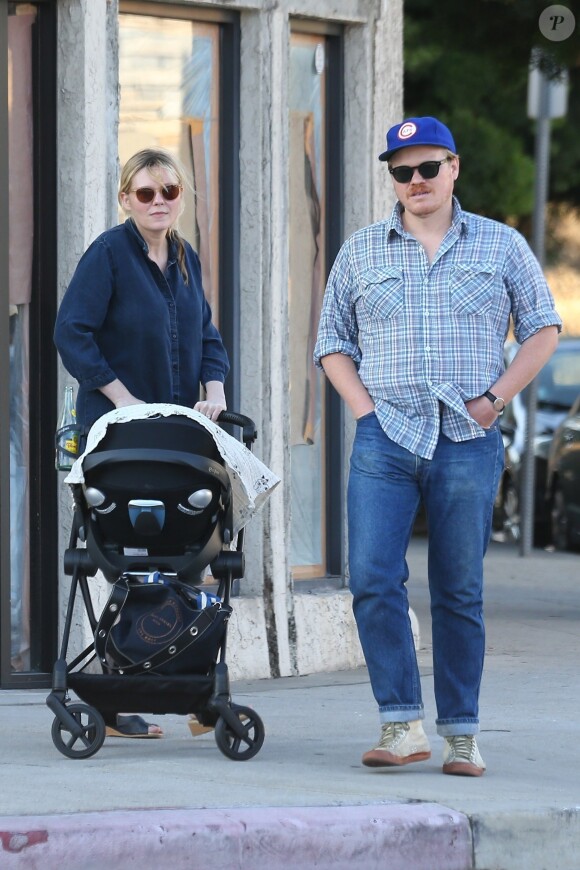 Exclusif - Kirsten Dunst qui vient d'accoucher et son fiancé Jesse Plemons se promènent avec leur fils Ennis à Los Angeles le 22 juin 2018.