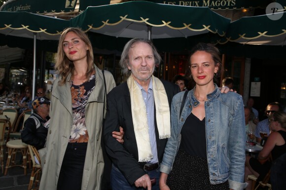 Thierry Séchan avec sa fille Lou et une amie Eléonore - Soirée de "L'été littéraire des Deux Magots" au café restaurants Les Deux Magots à Paris le 25 juin 2018. © Denis Guignebourg/Bestimage