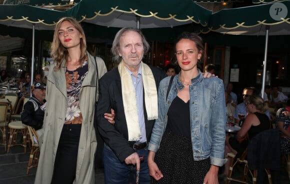 Thierry Séchan avec sa fille Lou et une amie Eléonore - Soirée de "L'été littéraire des Deux Magots" au café restaurants Les Deux Magots à Paris le 25 juin 2018. © Denis Guignebourg/Bestimage