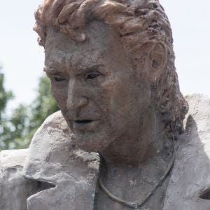 Les fans de Johnny Hallyday découvrent la statue de leur idole sur le terrain du restaurant "Le Tennessee" à Donzère à côté de Viviers-sur-Rhône, France, le 16 juin 2018.