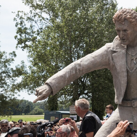Les fans de Johnny Hallyday découvrent la statue de leur idole sur le terrain du restaurant "Le Tennessee" à Donzère à côté de Viviers-sur-Rhône, France, le 16 juin 2018.