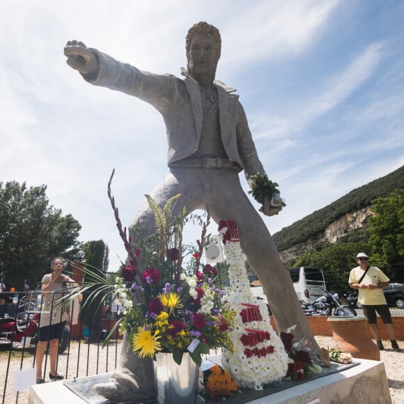 Les fans de Johnny Hallyday découvrent la statue de leur idole sur le terrain du restaurant "Le Tennessee" à Donzère à côté de Viviers-sur-Rhône, France, le 16 juin 2018.