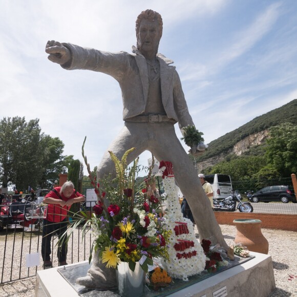 Les fans de Johnny Hallyday découvrent la statue de leur idole sur le terrain du restaurant "Le Tennessee" à Donzère à côté de Viviers-sur-Rhône, France, le 16 juin 2018.