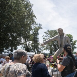 Les fans de Johnny Hallyday découvrent la statue de leur idole sur le terrain du restaurant "Le Tennessee" à Donzère à côté de Viviers-sur-Rhône, France, le 16 juin 2018.