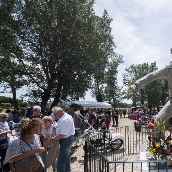 Les fans de Johnny Hallyday découvrent la statue de leur idole sur le terrain du restaurant "Le Tennessee" à Donzère à côté de Viviers-sur-Rhône, France, le 16 juin 2018.