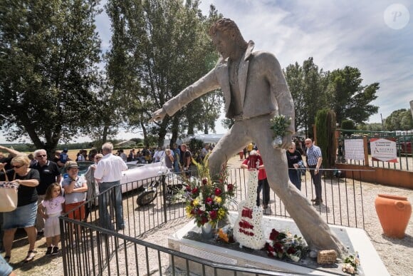 Les fans de Johnny Hallyday découvrent la statue de leur idole sur le terrain du restaurant "Le Tennessee" à Donzère à côté de Viviers-sur-Rhône, France, le 16 juin 2018.