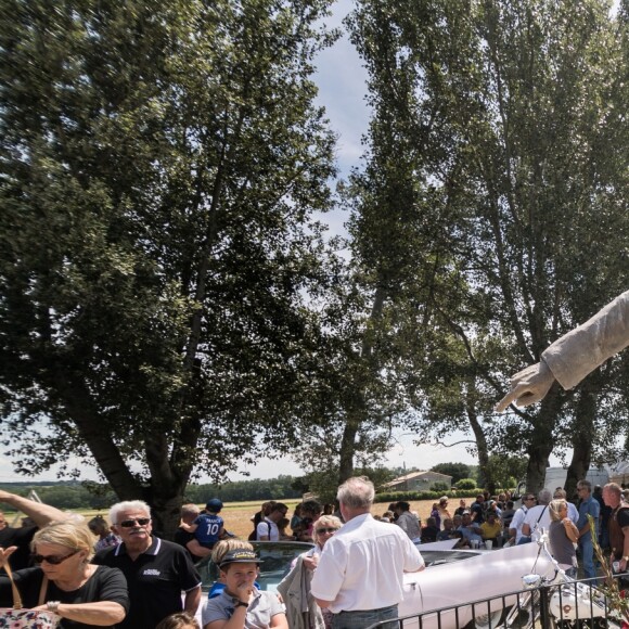 Les fans de Johnny Hallyday découvrent la statue de leur idole sur le terrain du restaurant "Le Tennessee" à Donzère à côté de Viviers-sur-Rhône, France, le 16 juin 2018.