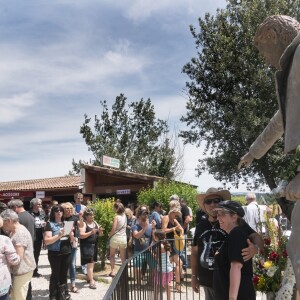 Les fans de Johnny Hallyday découvrent la statue de leur idole sur le terrain du restaurant "Le Tennessee" à Donzère à côté de Viviers-sur-Rhône, France, le 16 juin 2018.