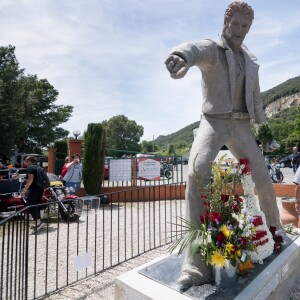 Les fans de Johnny Hallyday découvrent la statue de leur idole sur le terrain du restaurant "Le Tennessee" à Donzère à côté de Viviers-sur-Rhône, France, le 16 juin 2018.
