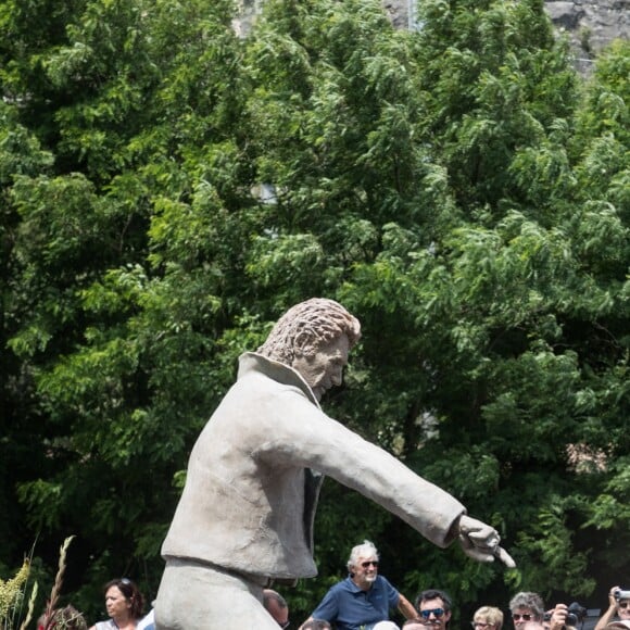 Les fans de Johnny Hallyday découvrent la statue de leur idole sur le terrain du restaurant "Le Tennessee" à Donzère à côté de Viviers-sur-Rhône, France, le 16 juin 2018.