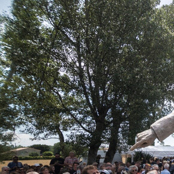 Les fans de Johnny Hallyday découvrent la statue de leur idole sur le terrain du restaurant "Le Tennessee" à Donzère à côté de Viviers-sur-Rhône, France, le 16 juin 2018.