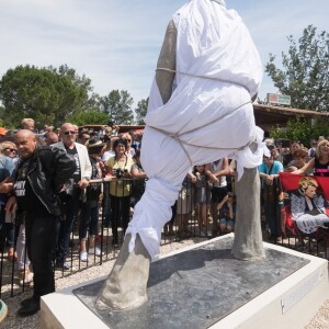 Les fans de Johnny Hallyday découvrent la statue de leur idole sur le terrain du restaurant "Le Tennessee" à Donzère à côté de Viviers-sur-Rhône, France, le 16 juin 2018.