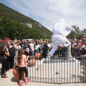 Les fans de Johnny Hallyday découvrent la statue de leur idole sur le terrain du restaurant "Le Tennessee" à Donzère à côté de Viviers-sur-Rhône, France, le 16 juin 2018.