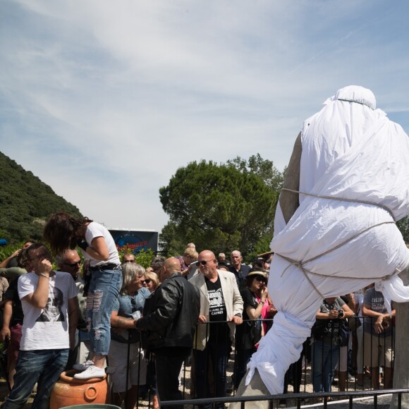 Les fans de Johnny Hallyday découvrent la statue de leur idole sur le terrain du restaurant "Le Tennessee" à Donzère à côté de Viviers-sur-Rhône, France, le 16 juin 2018.