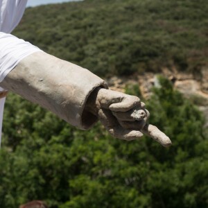 Les fans de Johnny Hallyday découvrent la statue de leur idole sur le terrain du restaurant "Le Tennessee" à Donzère à côté de Viviers-sur-Rhône, France, le 16 juin 2018.