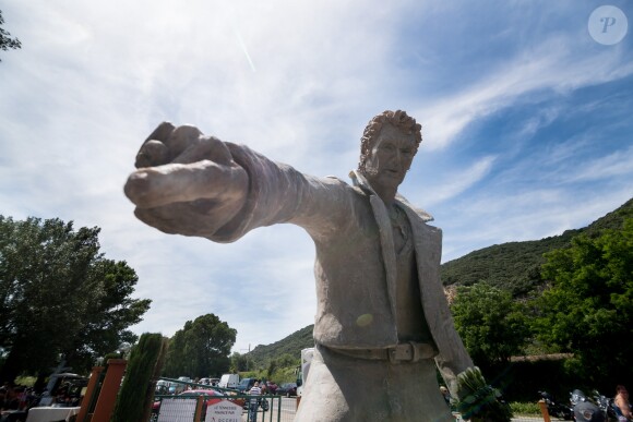 Les fans de Johnny Hallyday découvrent la statue de leur idole sur le terrain du restaurant "Le Tennessee" à Donzère à côté de Viviers-sur-Rhône, France, le 16 juin 2018.