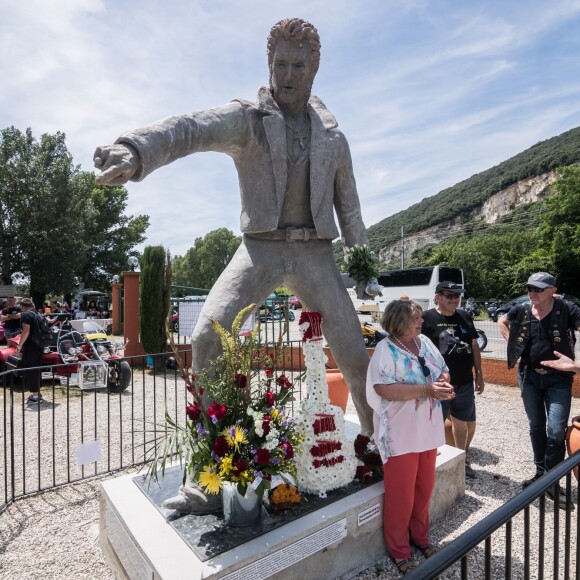 Les fans de Johnny Hallyday découvrent la statue de leur idole sur le terrain du restaurant "Le Tennessee" à Donzère à côté de Viviers-sur-Rhône, France, le 16 juin 2018.