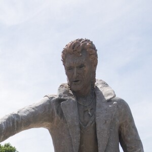 Les fans de Johnny Hallyday découvrent la statue de leur idole sur le terrain du restaurant "Le Tennessee" à Donzère à côté de Viviers-sur-Rhône, France, le 16 juin 2018.