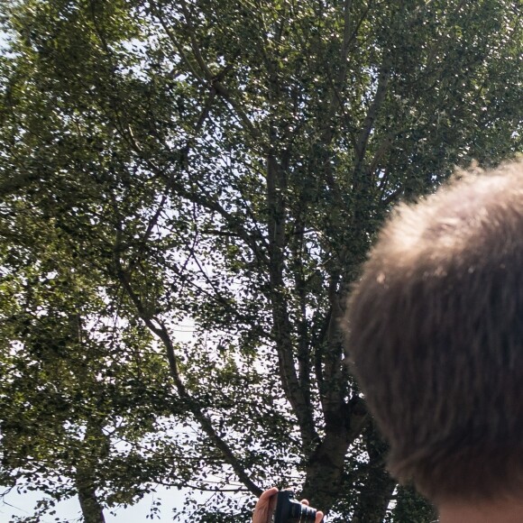 Les fans de Johnny Hallyday découvrent la statue de leur idole sur le terrain du restaurant "Le Tennessee" à Donzère à côté de Viviers-sur-Rhône, France, le 16 juin 2018.