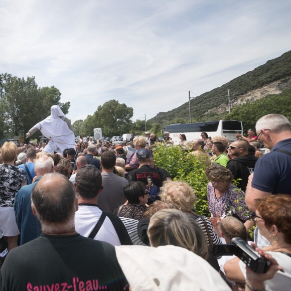 Les fans de Johnny Hallyday découvrent la statue de leur idole sur le terrain du restaurant "Le Tennessee" à Donzère à côté de Viviers-sur-Rhône, France, le 16 juin 2018.