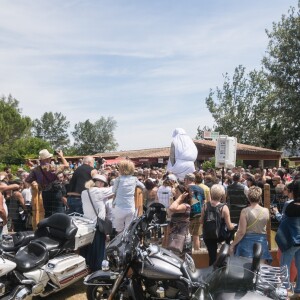 Les fans de Johnny Hallyday découvrent la statue de leur idole sur le terrain du restaurant "Le Tennessee" à Donzère à côté de Viviers-sur-Rhône, France, le 16 juin 2018.