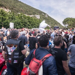 Les fans de Johnny Hallyday découvrent la statue de leur idole sur le terrain du restaurant "Le Tennessee" à Donzère à côté de Viviers-sur-Rhône, France, le 16 juin 2018.