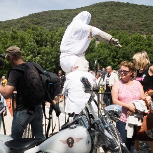 Les fans de Johnny Hallyday découvrent la statue de leur idole sur le terrain du restaurant "Le Tennessee" à Donzère à côté de Viviers-sur-Rhône, France, le 16 juin 2018.