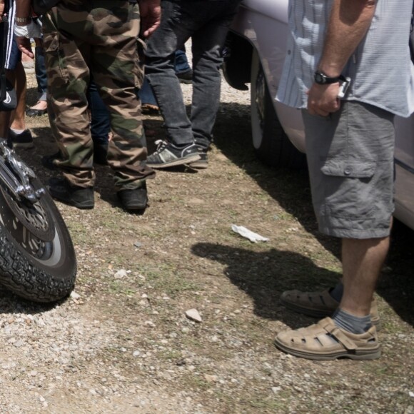 Les fans de Johnny Hallyday découvrent la statue de leur idole sur le terrain du restaurant "Le Tennessee" à Donzère à côté de Viviers-sur-Rhône, France, le 16 juin 2018.