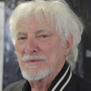 Hugues Aufray lors de la remise des insignes de Chevalier de l'ordre des Arts et Lettres à la parolière Vline Buggy (Liliane Konyn) dans les locaux de la SACEM à Paris le 9 avril 2018. © Giancarlo Gorassini / Bestimage