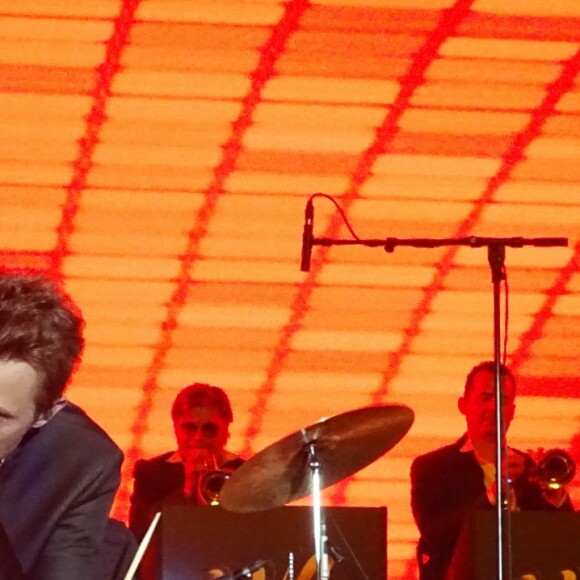 Greg Zlap accompagne Les Vieilles Canailles sur scène à Bruxelles, le 11 juin 2017.