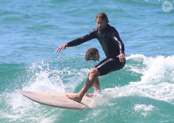 Exclusif - Simon Baker va faire du surf à Bondi Beach Sydney avec un ami le 6 avril 2018