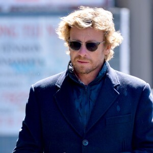 Exclusif - Simon Baker se promène avec sa mère dans les rues de New York le 22 mars 2018.