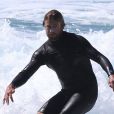Exclusif - Simon Baker va faire du surf à Bondi Beach Sydney avec un ami le 6 avril 2018