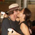 Exclusif - Rebecca Rigg vient chercher son mari Simon Baker à l'aéroport de Sydney en Australie.